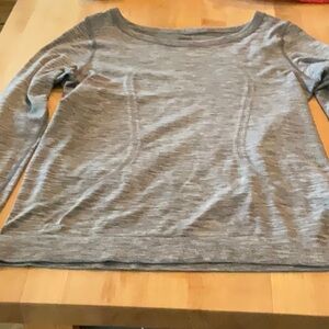 Lululemon long sleeve size 4 relaxed fit heather grey